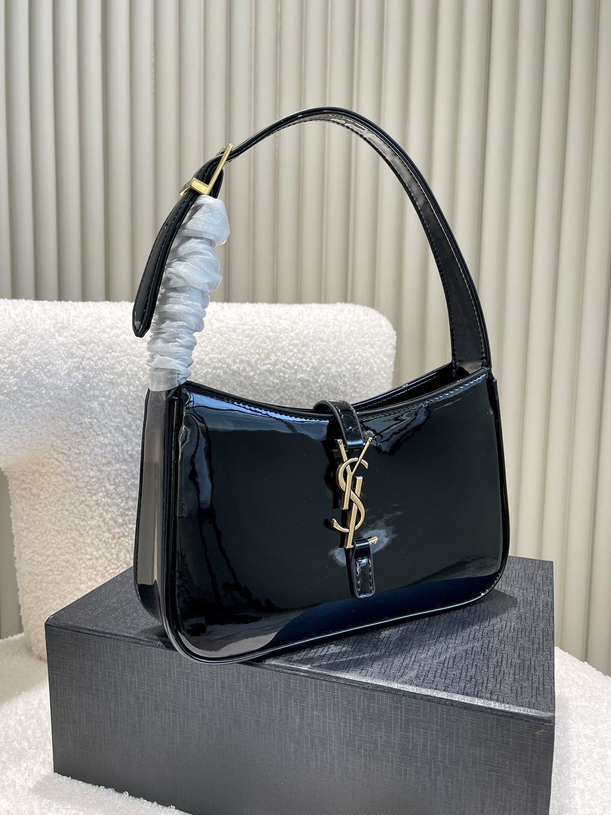 Saint Laurent  Le 5 à 7 Leather Hobo-  Shiny Black