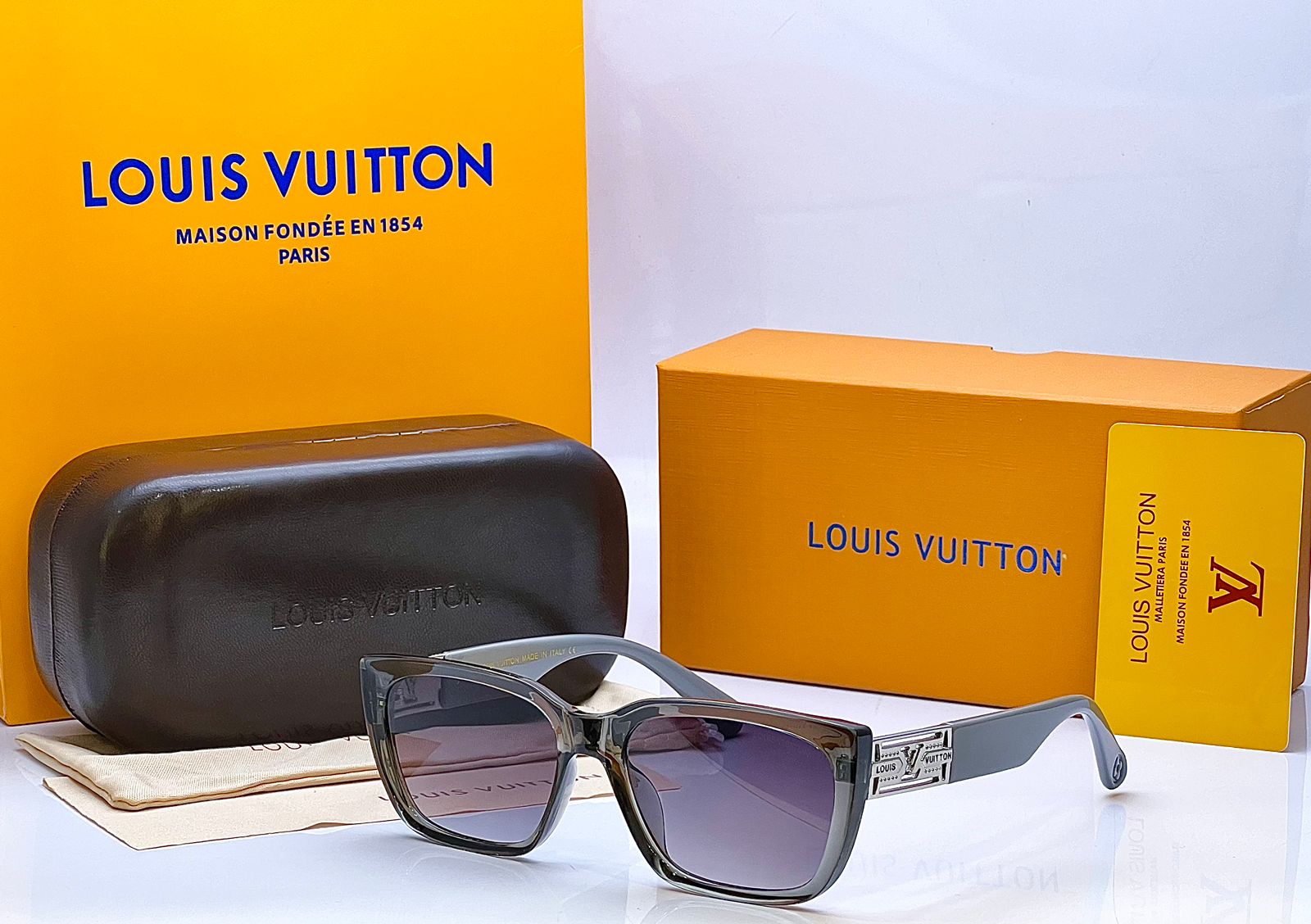 LOUIS VUITTON LADIES MODEL SUNGLASSES - Silver