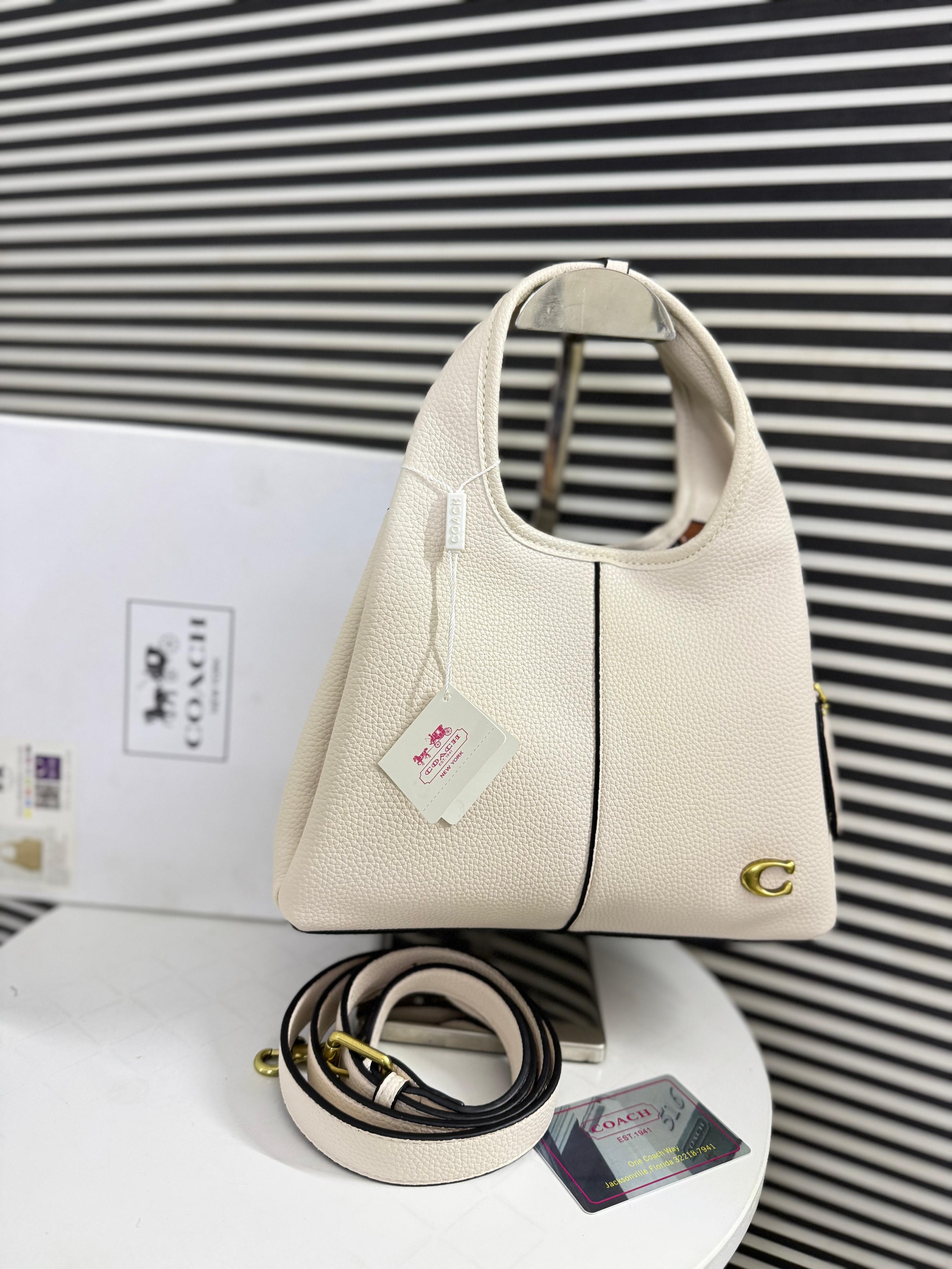COACH Lana Shoulder Bag 23 - White