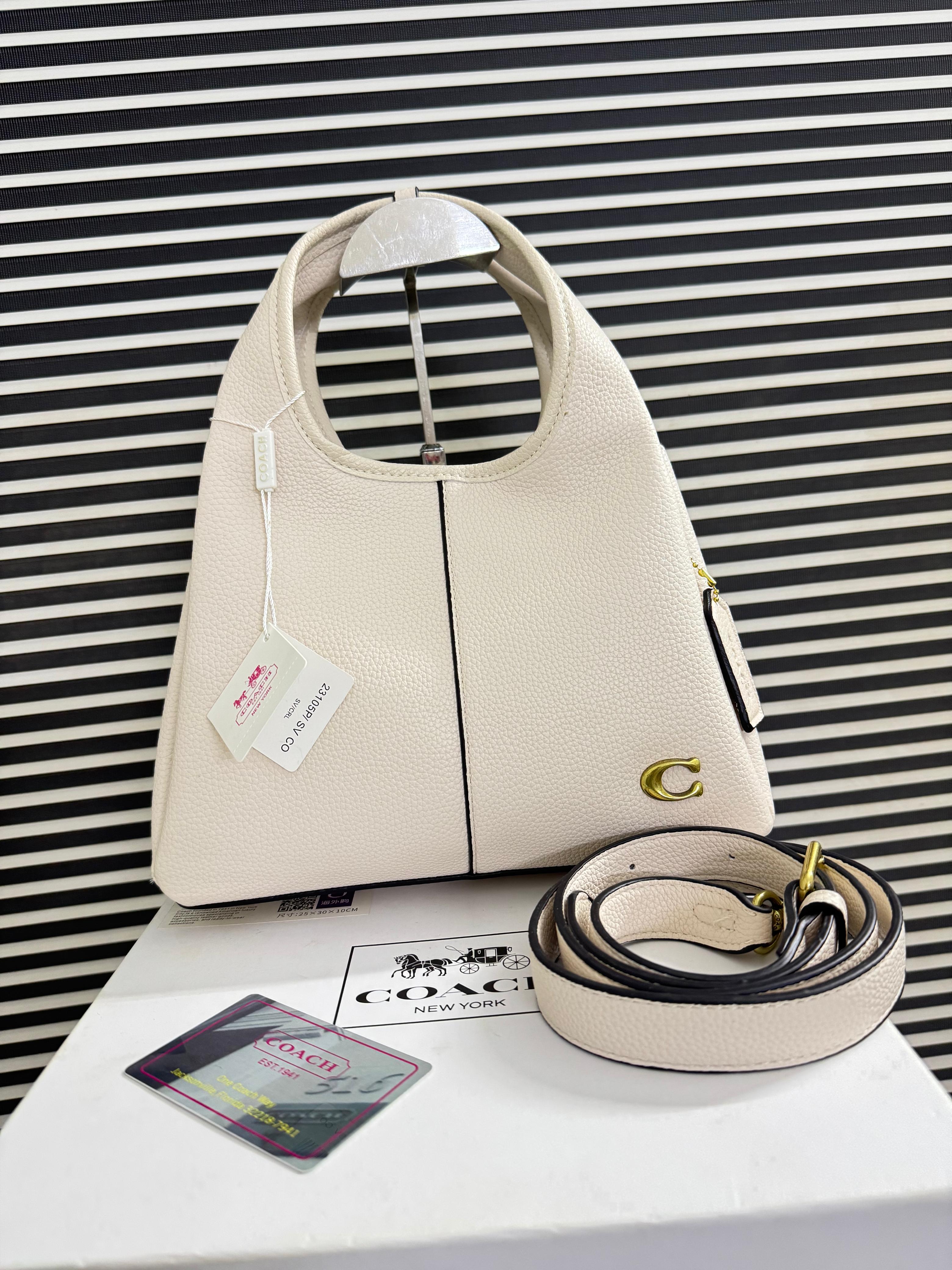 COACH Lana Shoulder Bag 23 - White