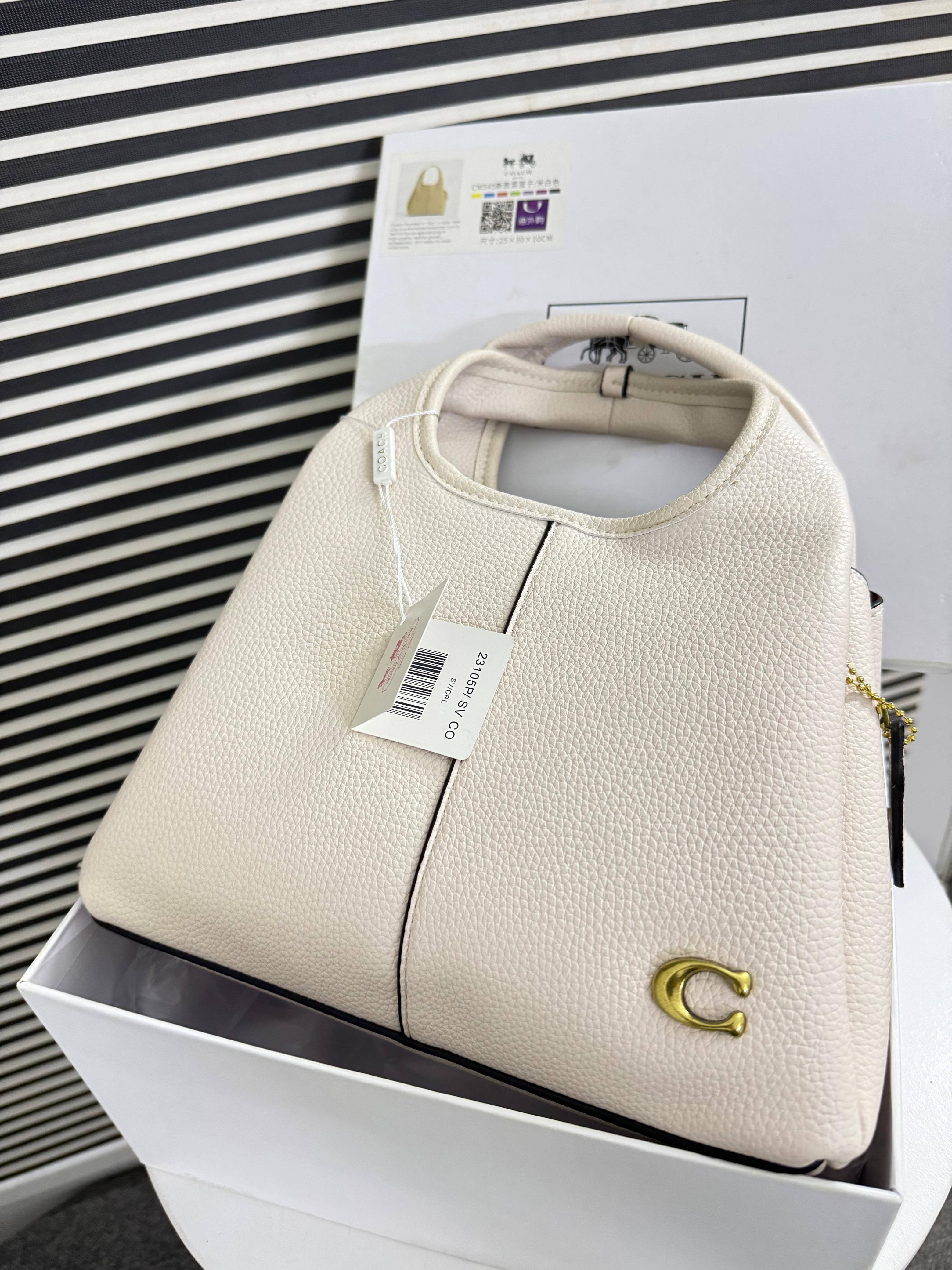 COACH Lana Shoulder Bag 23 - White
