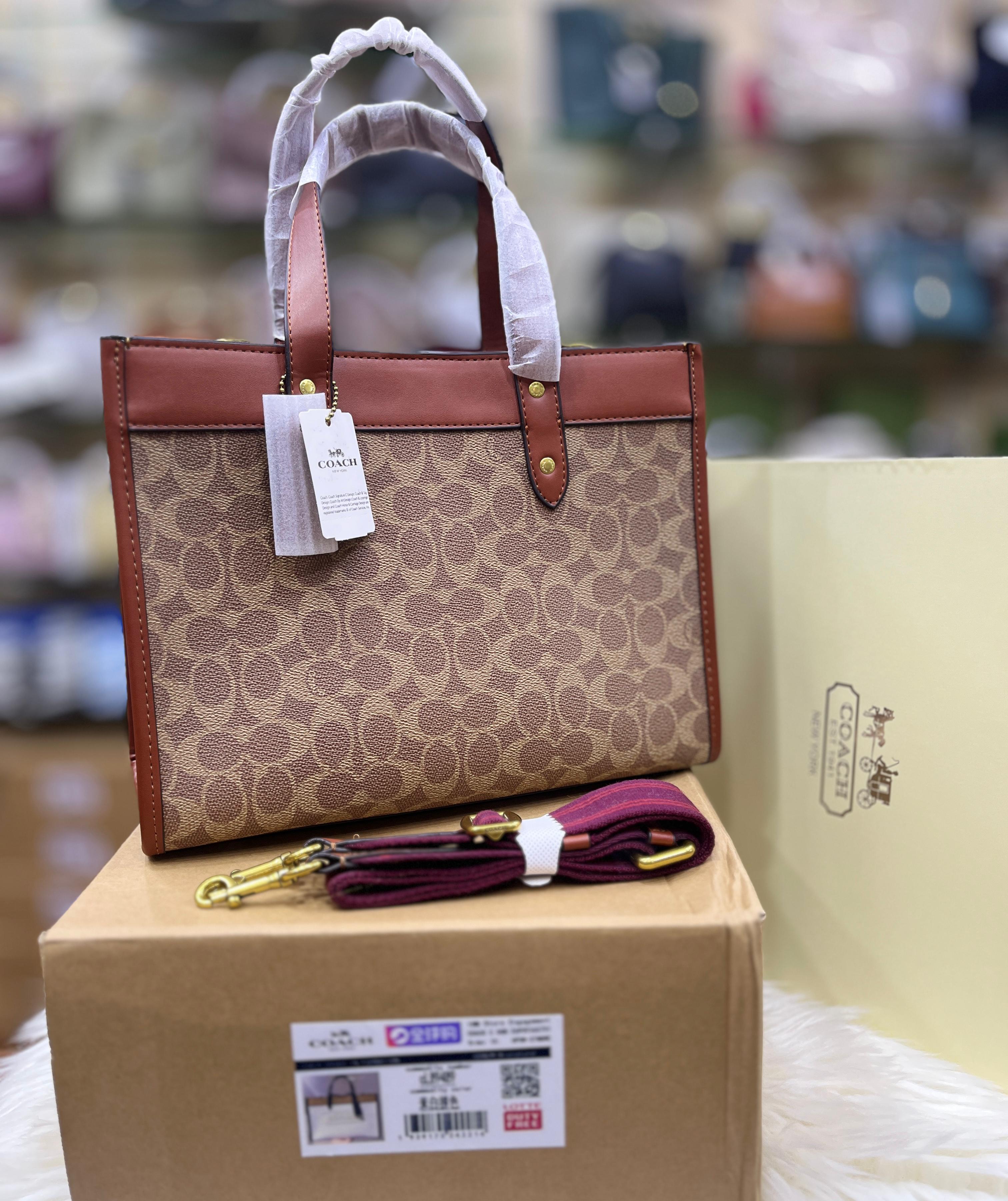 COACH Field Tote 30 In Colorblock With Coach Badge - Signature Canvas