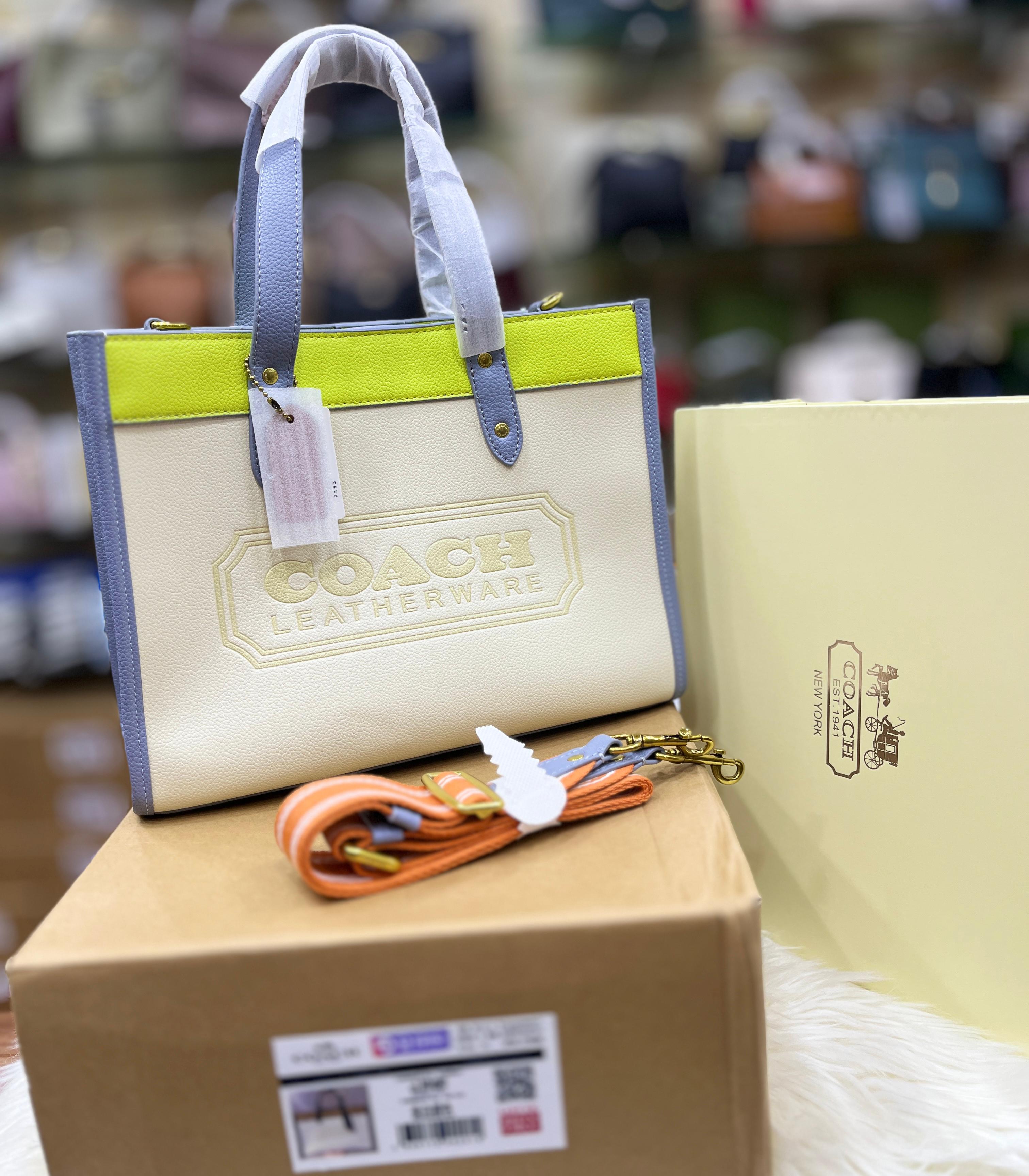 COACH Field Tote 30 In Colorblock With Coach Badge - Keylime Aqua