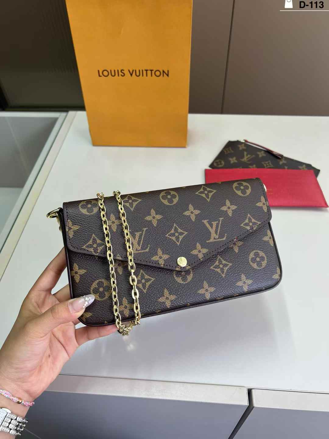LOUIS VUITTON Félicie Pochette - M81896