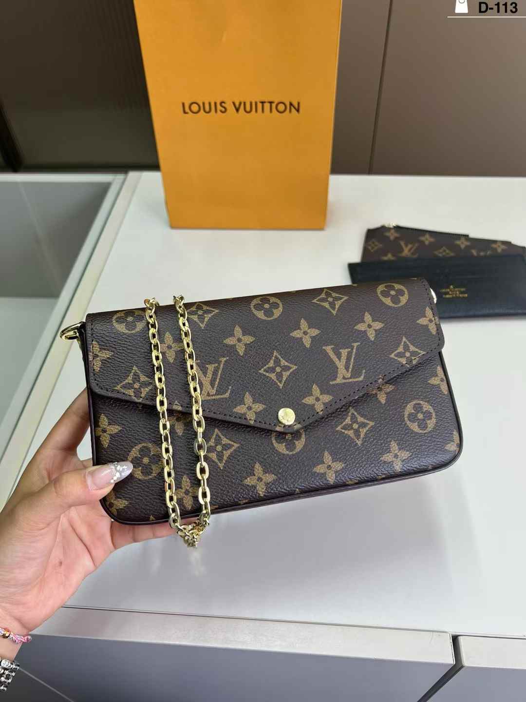LOUIS VUITTON Félicie Pochette - M81896